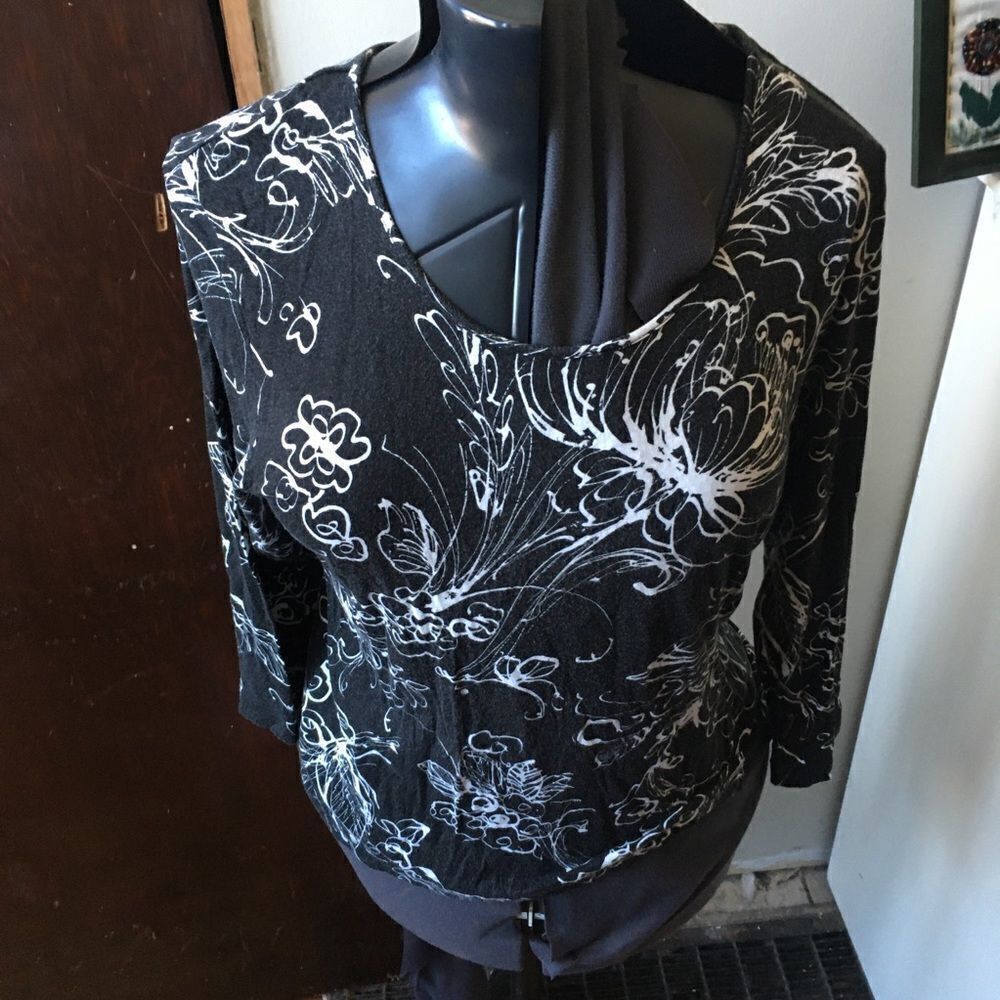 Chico’s black & white scoop neck, long sleeve knit blouse